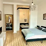 Downtown Townhouse! 아파트