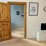 Downtown Townhouse! 아파트